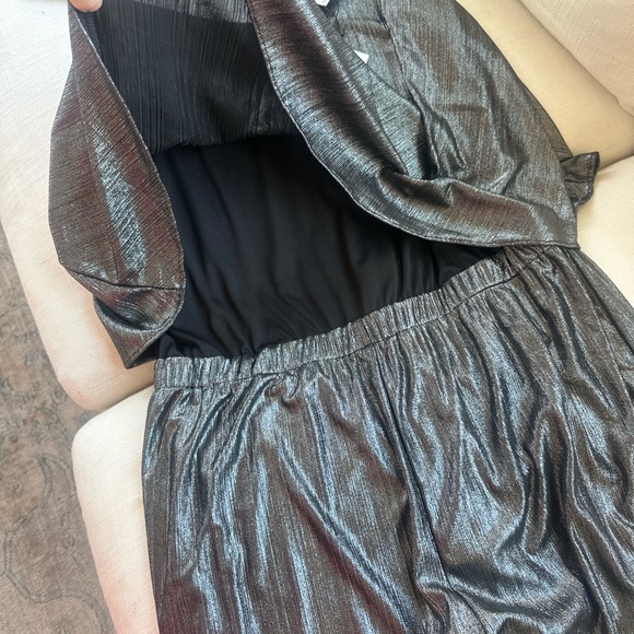 NWT BB Dakota Jack Metallic Romper Size Large Silver Shimmer Ruffle Overlay - Picture 5 of 6